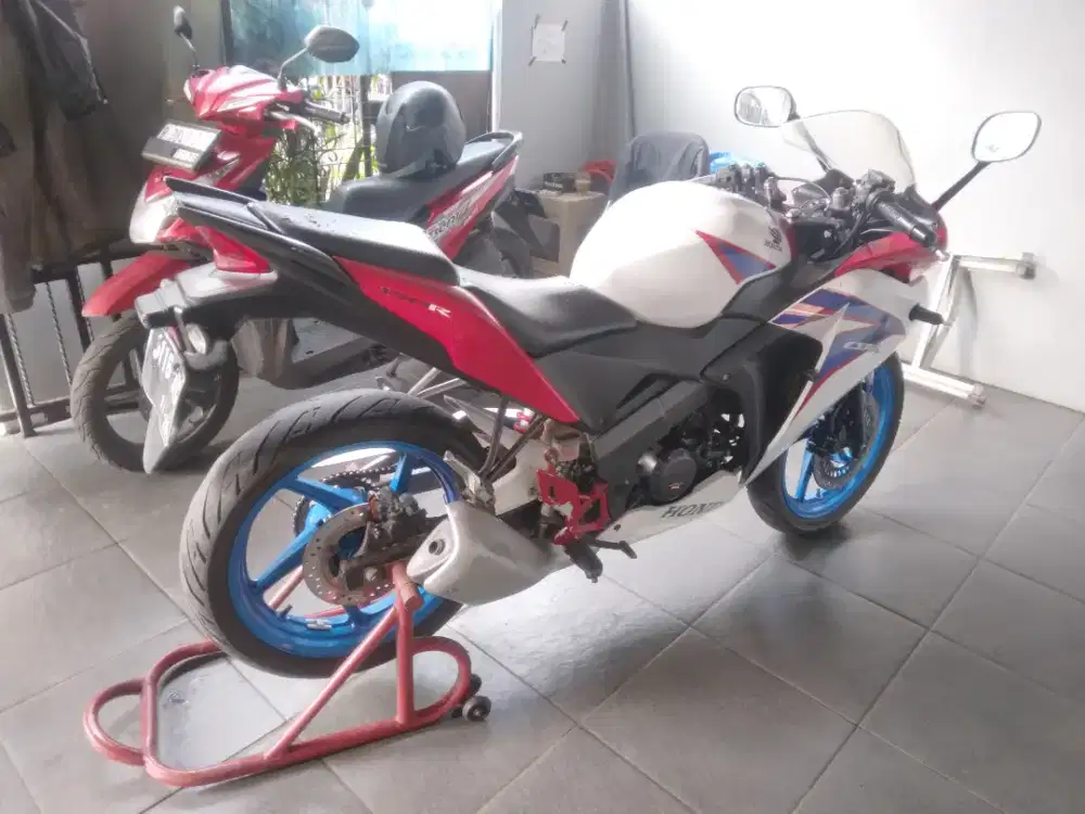 Honda cbr 150 old cbu thailand pgm fi 2011