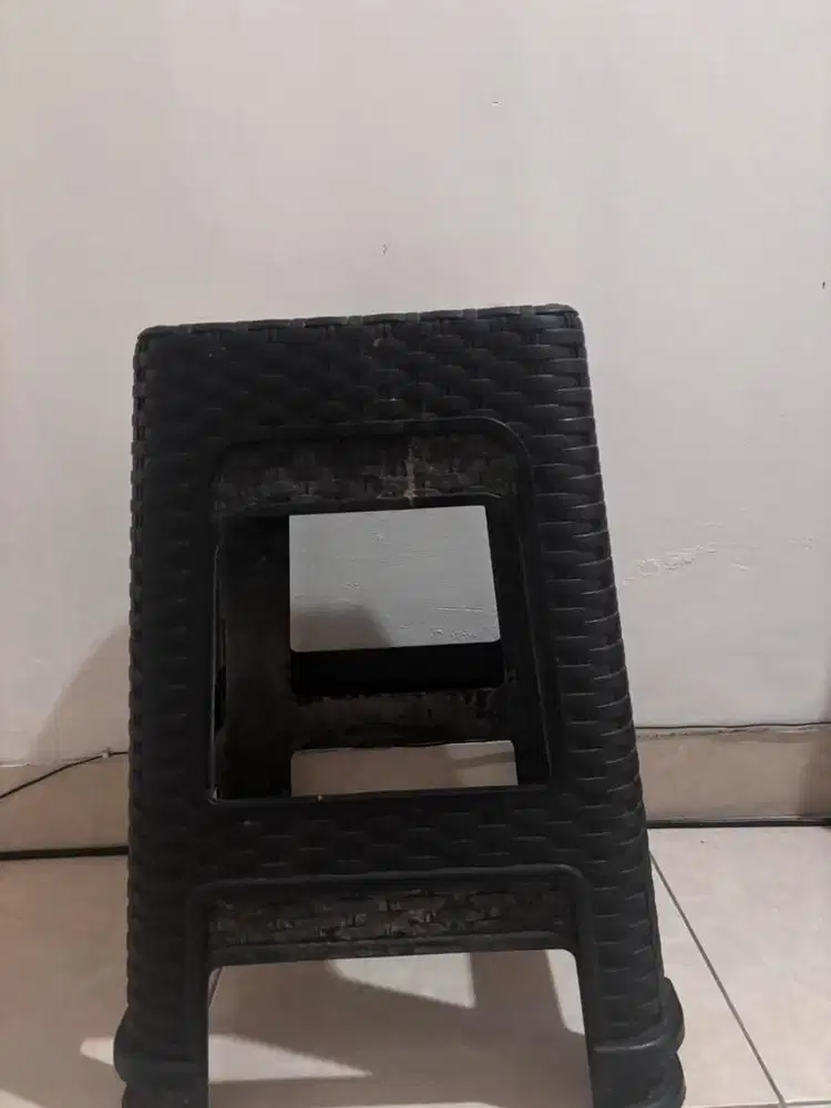 Kursi Plastik Motif Rotan Hitam (2 pcs)