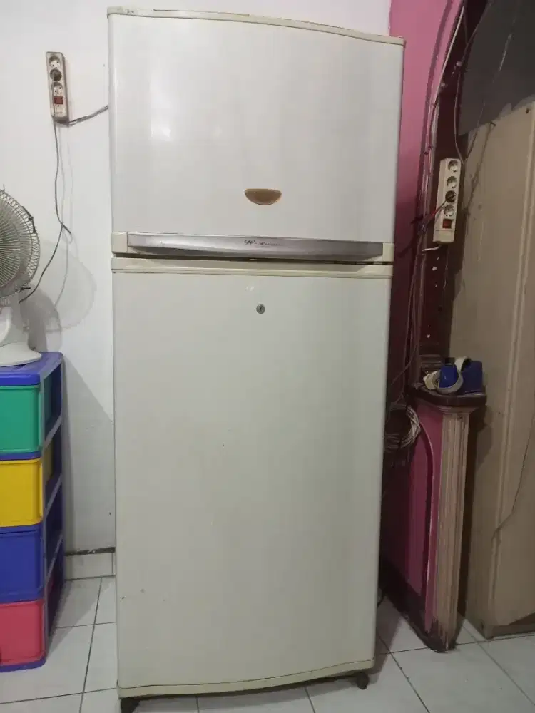 Lemari es 2 pintu (rusak)