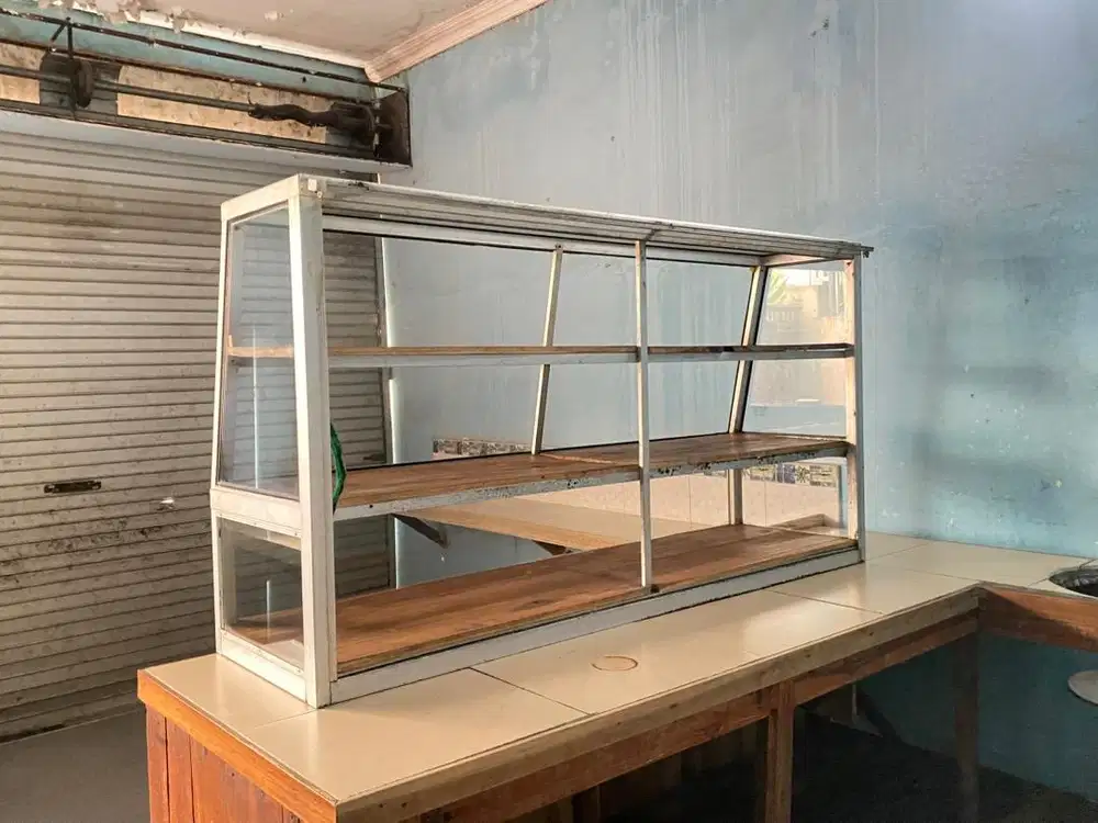 Etalase Kaca Bekas – Masih Layak Pakai