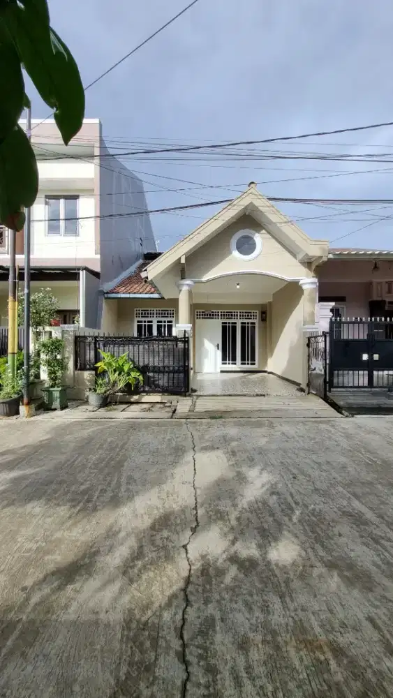 DISEWAKAN RUMAH LOKASI STRATEGIS DEKAT SMS