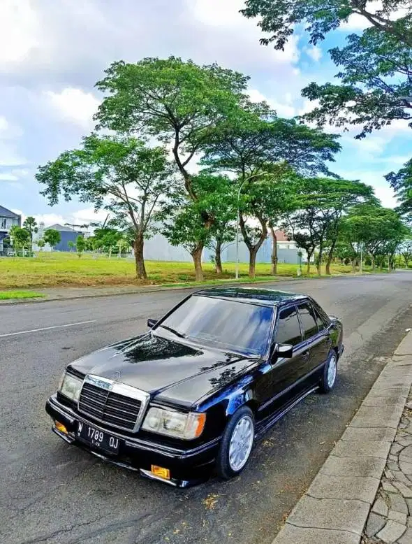Dijual cepat Mercedes Benz Boxer W124 E200 1986.