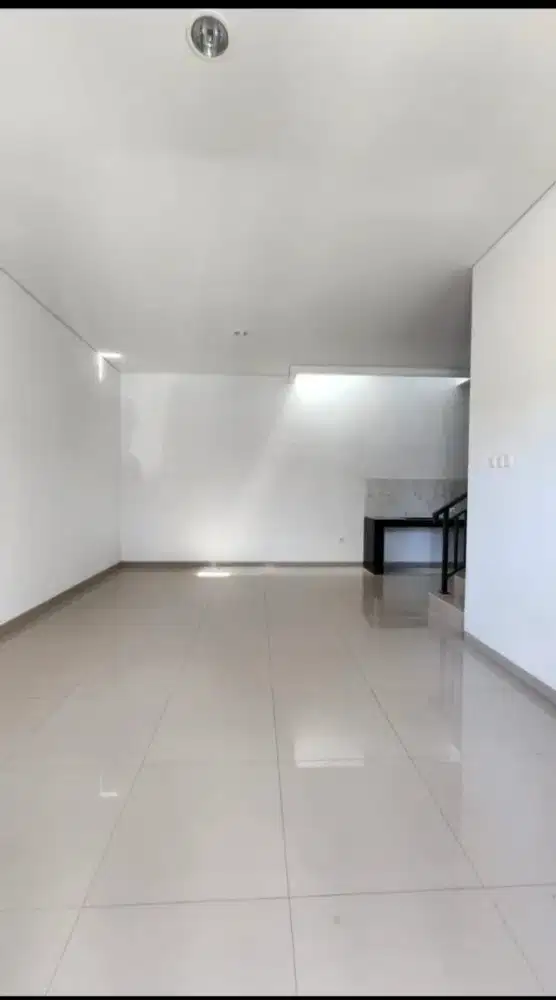 Disewakan ruko luas 1 1/2 lt strategis mainroad Sudirman Bandung