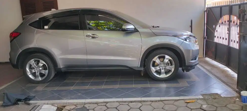 HR-V tipe E 1.5 matic warna Grey (abu-abu) tahun 2017, kilometer 86r