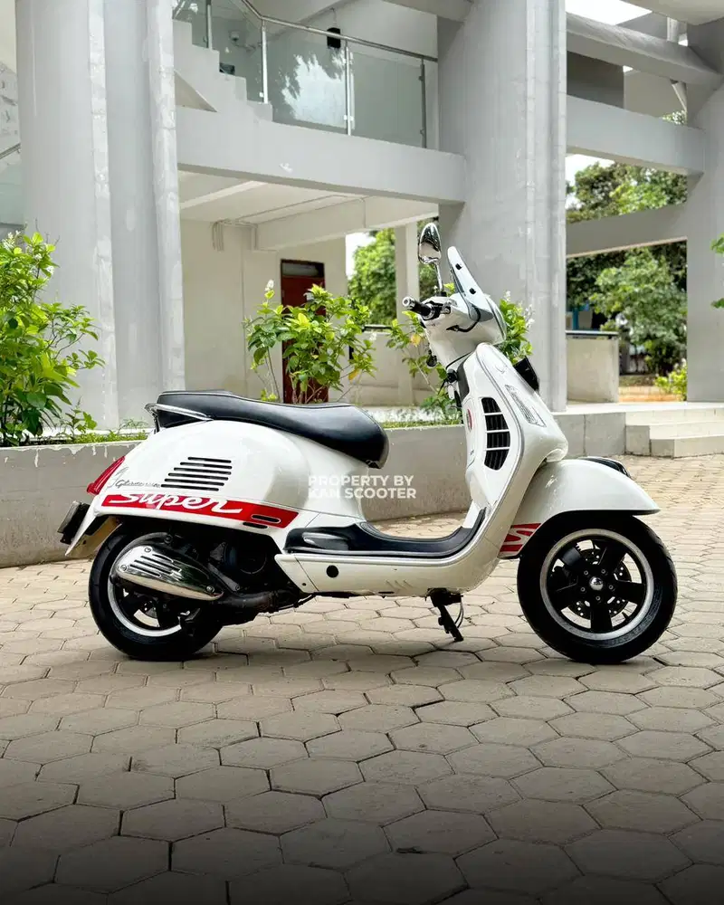 JUAL MURAH VESPA GTS 150 3V 2014 MULUS