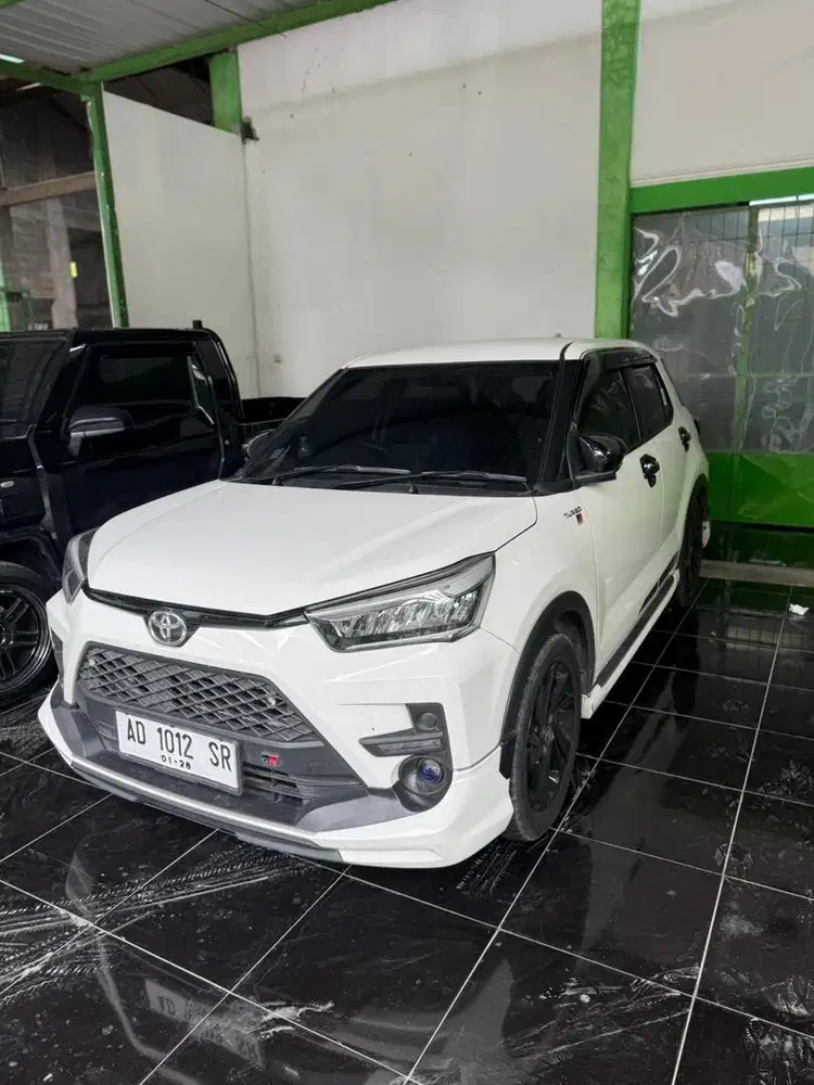 Toyota Raize GR 1.0 turbo warna putih tahun 2023