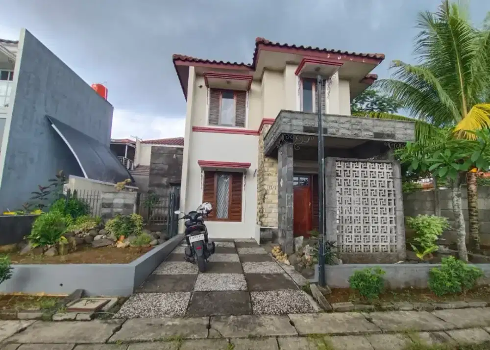 Disewakan rumah cantik 2 lantai