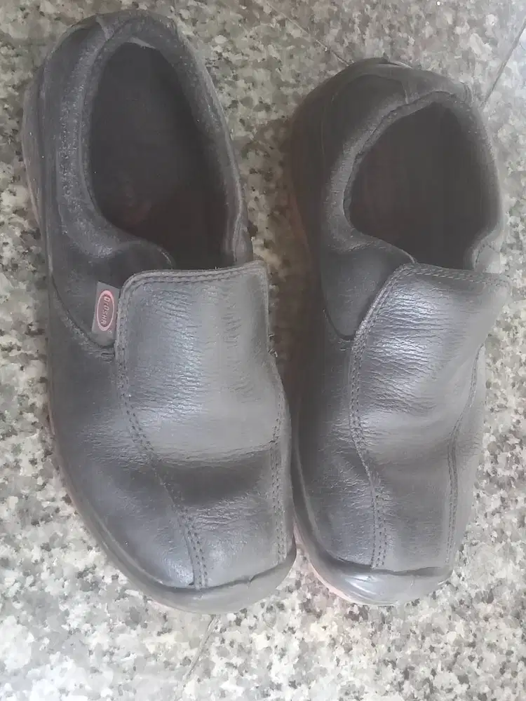 Sepatu safety hitam ukuaran 40