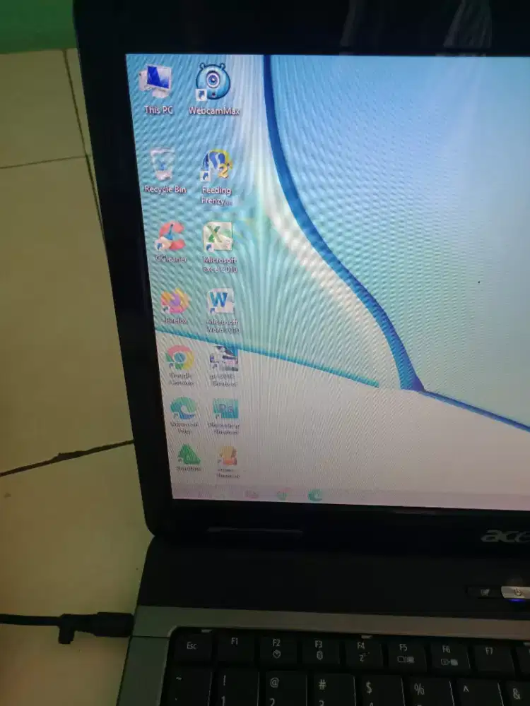 Di jual laptop Acer second dgn kondisi hidup ada charger mulus