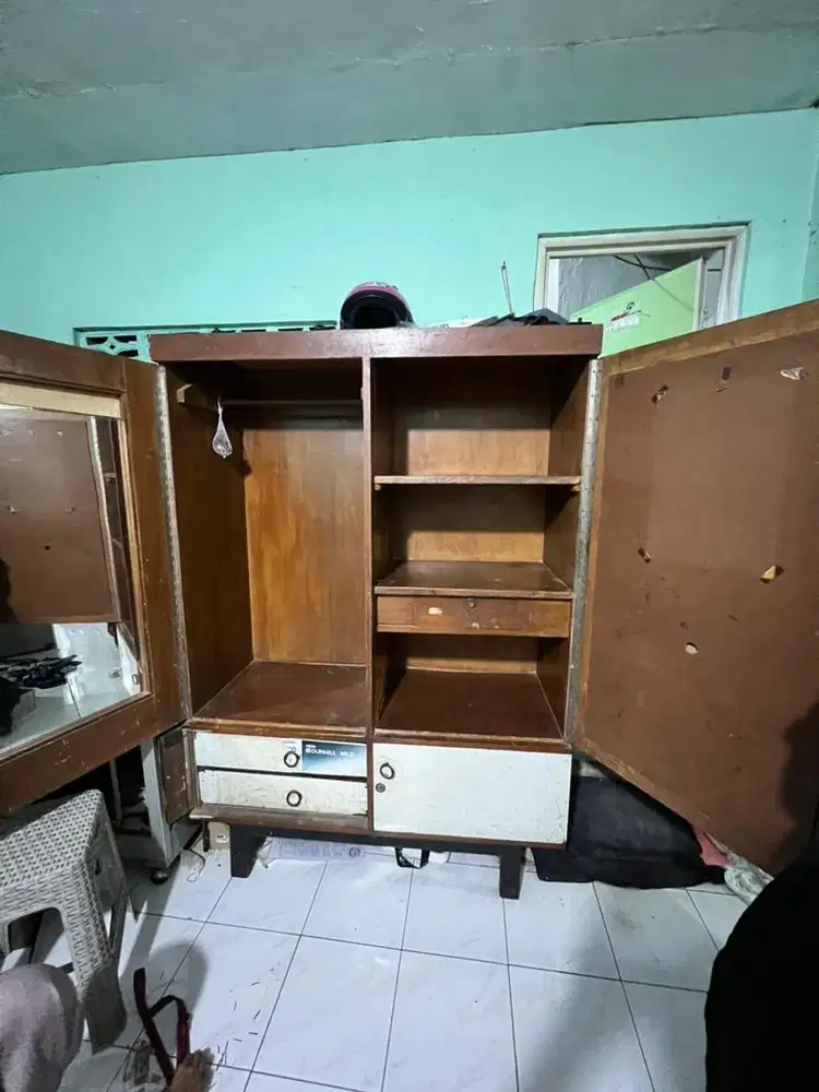 Lemari Baju Kayu Vintage