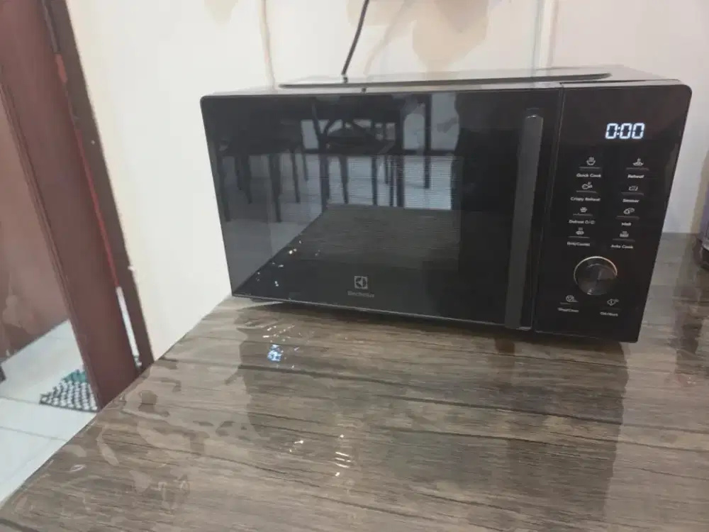 Microwave berusia 1 tahun.