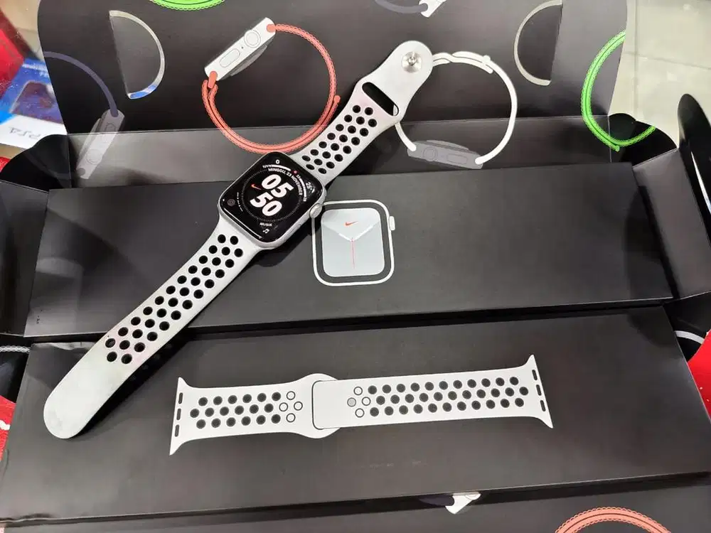 Apple iWatch SE 44mm (1st gen) Nike Edition resmi