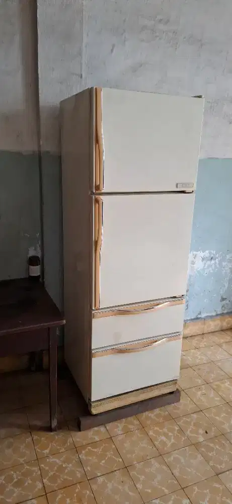 Kulkas 4 pintu di jamin dingin