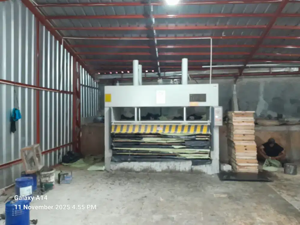 operator mesin potong dan mesin press