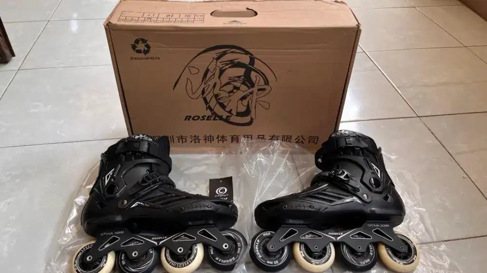 Sepatu roda dewasa merk Roselle Hitam mulus seperti baru
