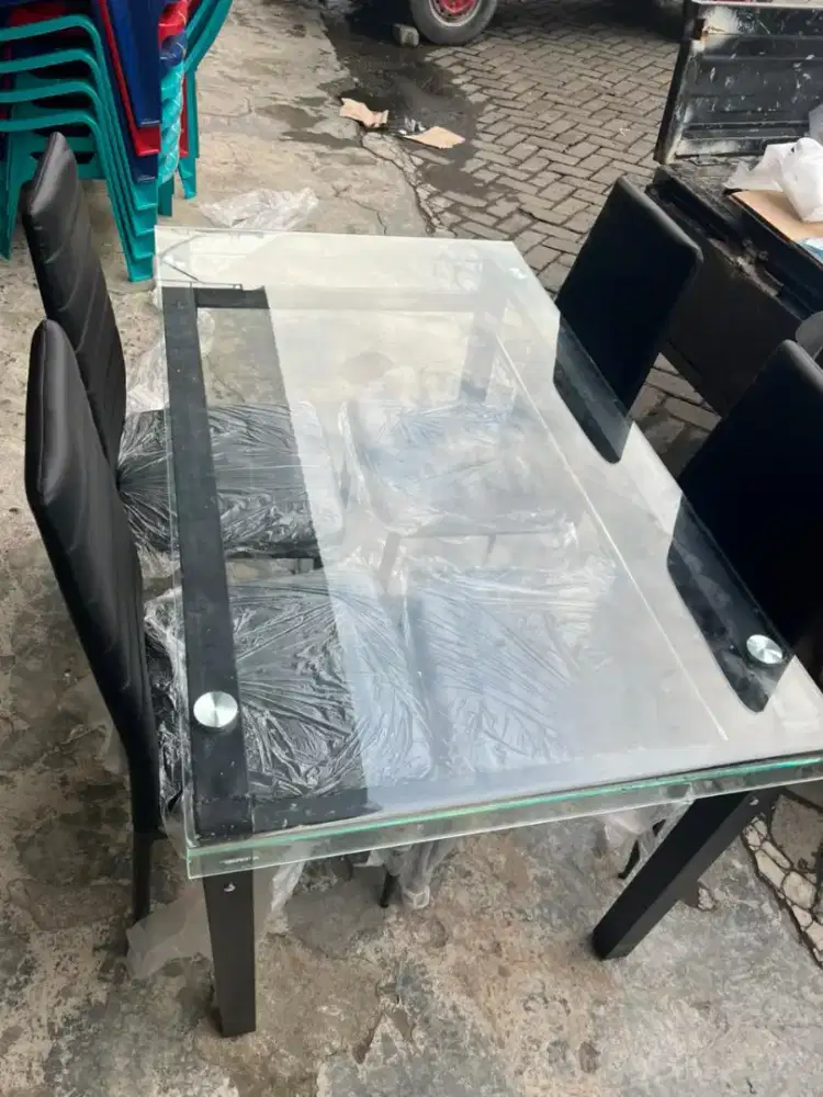 Set meja makan kaca plus 4 kursi