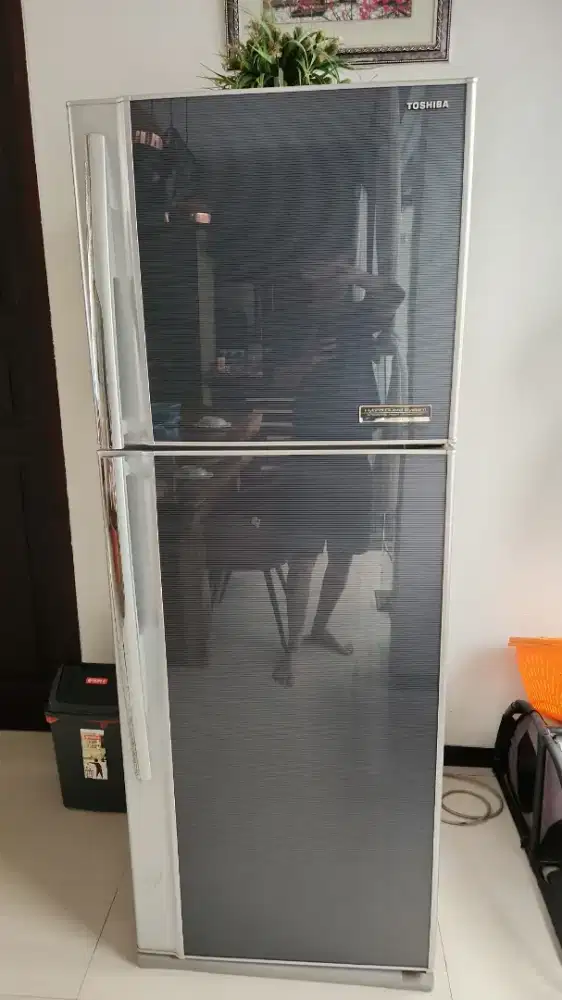 Jual kulkas bekas. Toshiba the glass collection, hybrid guard