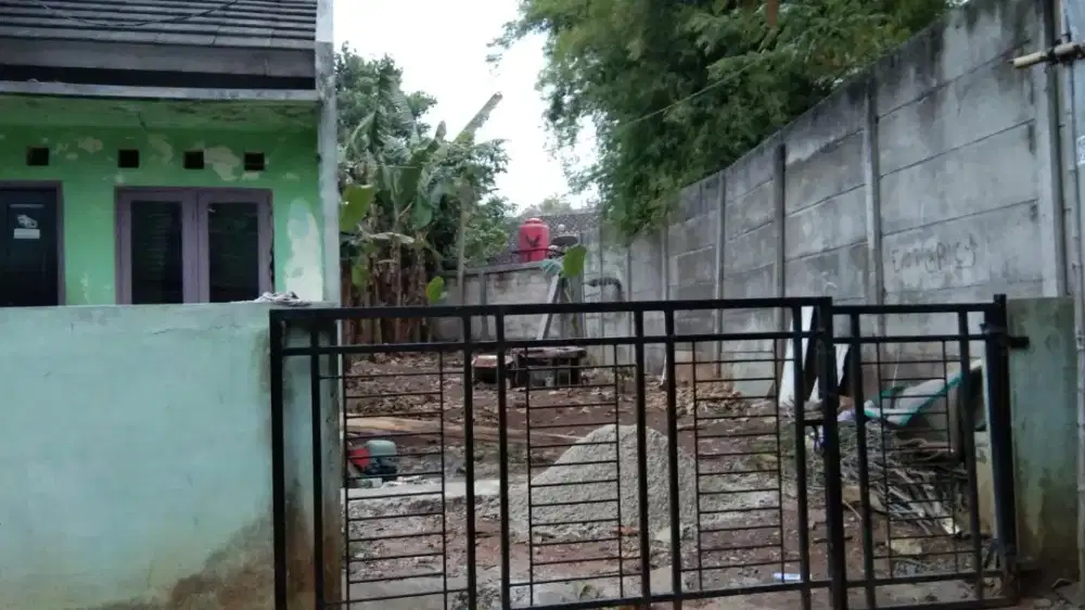 Di jual rumah halaman kebun luas ada 2 rumah di dalam nya