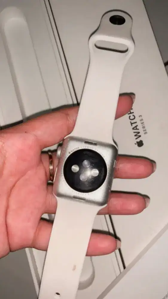 Apple Watch Series 3 – Bekas Mulus (Strap Hitam)