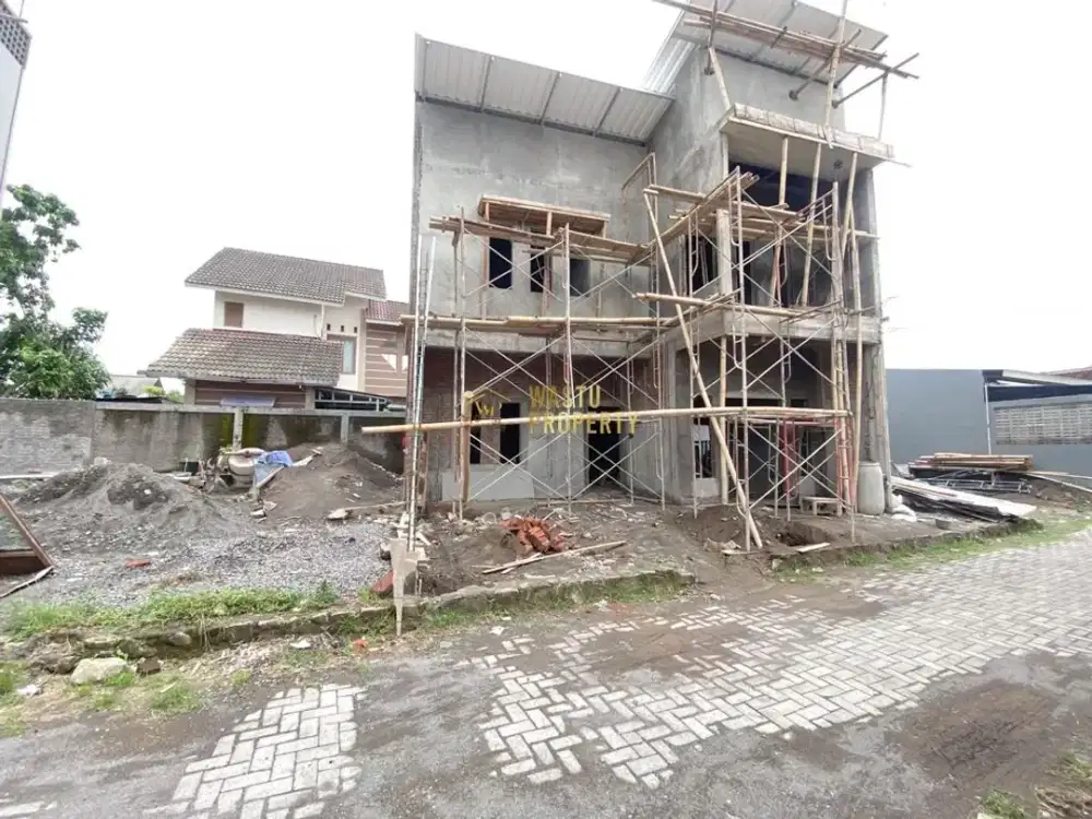 RUMAH 2 LANTAI SEMI FURNISH MODERN DI DEKAT RINGROAD MAGUWO