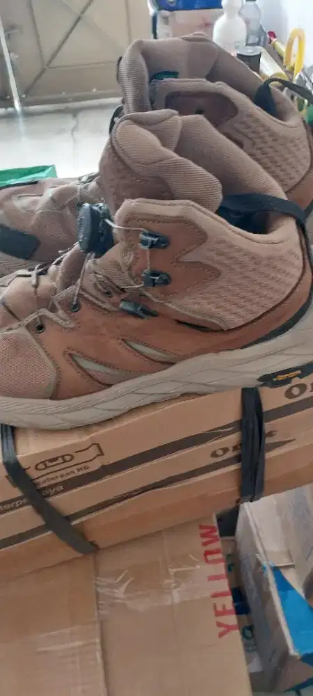Sepatu yang merk Hoka