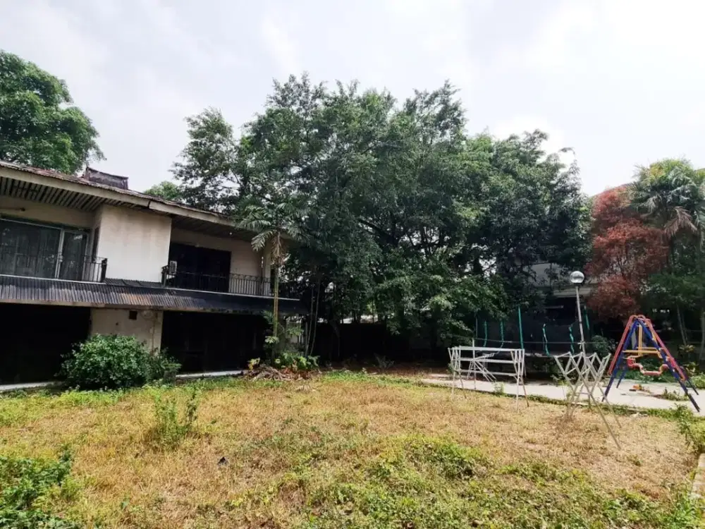 Dijual Rumah Lama Hitung Tanah dengan Halaman Luas – Kawasan Patra, Jakarta Selatan