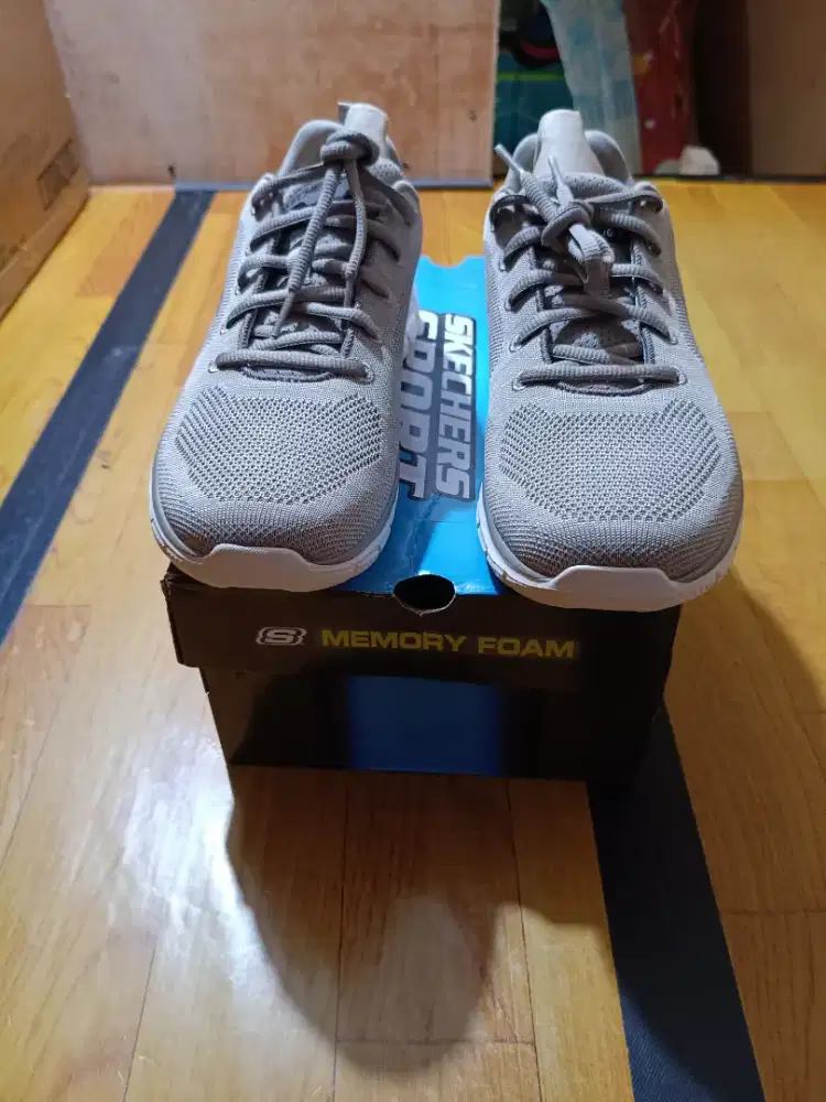 Sepatu Skecher warna coklat