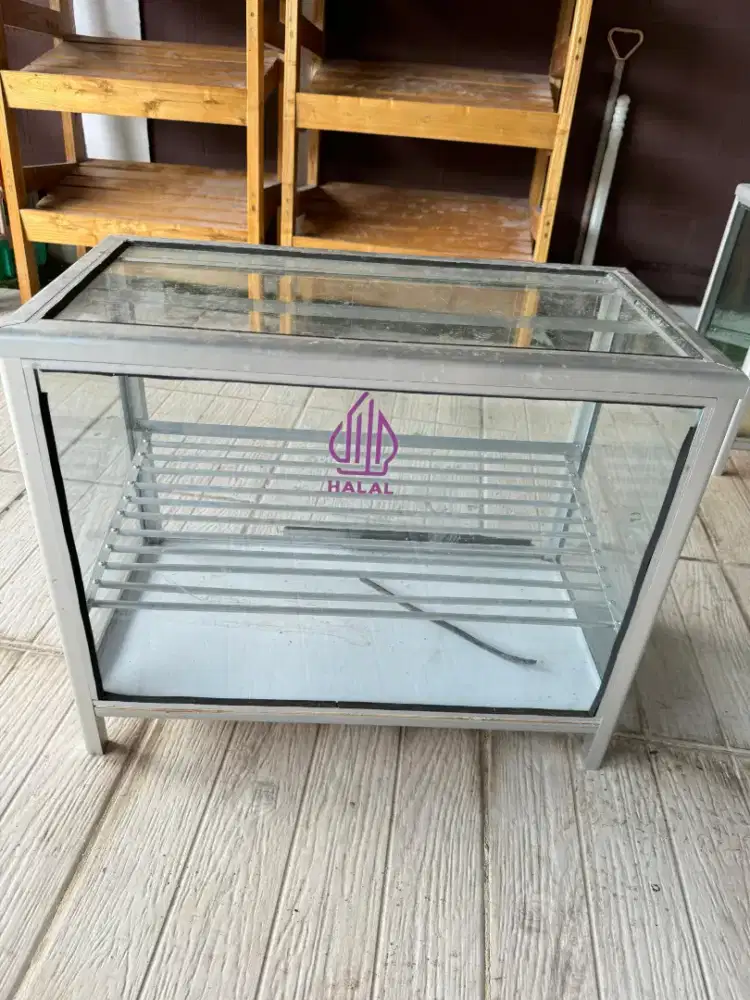 Etalase kaca ukuran minimalis