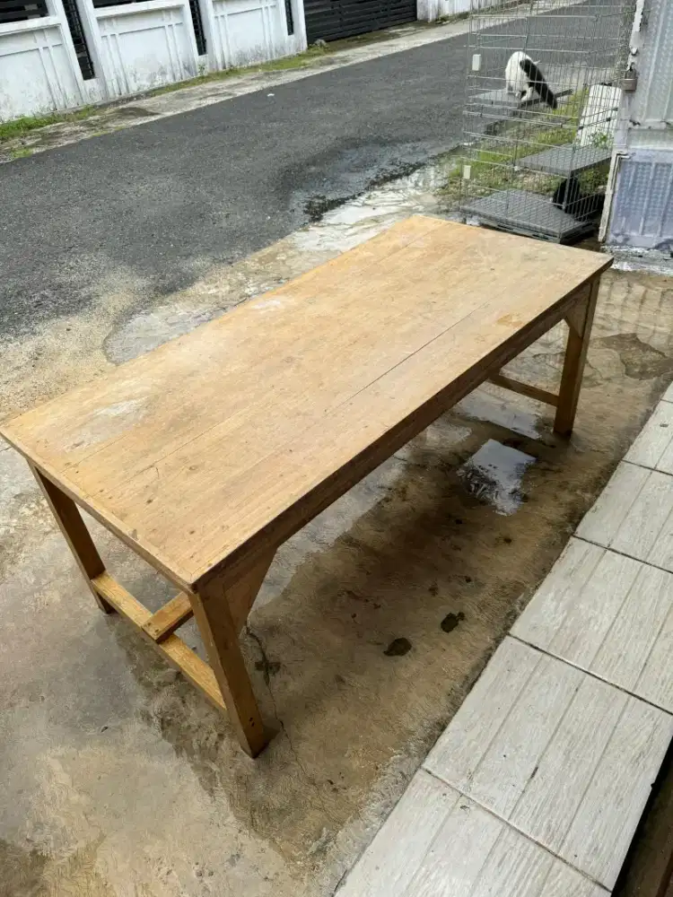 Meja untuk display dagangan