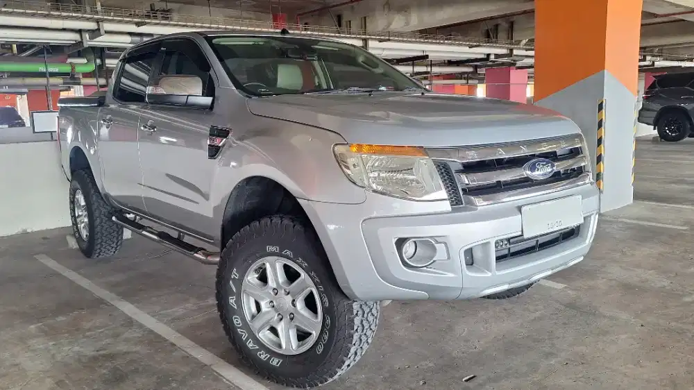 Ford Ranger 2.2 XLT MT (trim tertinggi manual), warna silver, ISTIMEWA