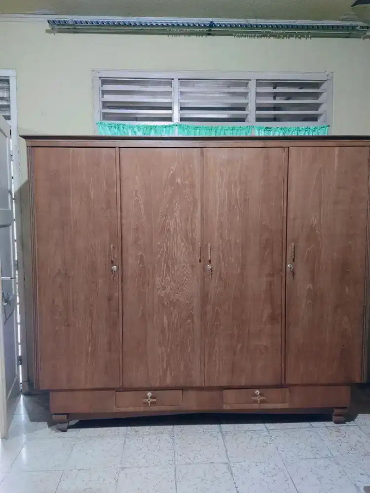 Lemari pakaian 4 pintu jati