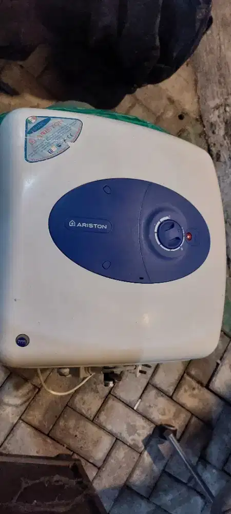 Dijual water heather Ariston