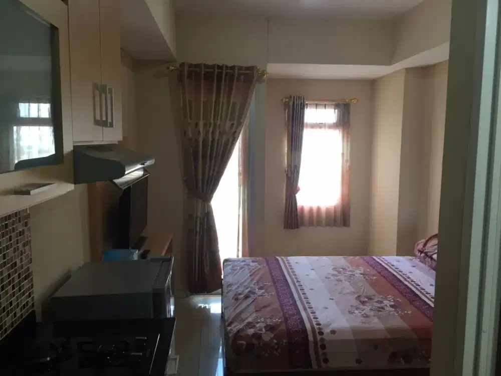 ready disewa unit apartemen green lake sunter,studio furnished,ac dan waterheater,luas 20,lantai rendah,view danau