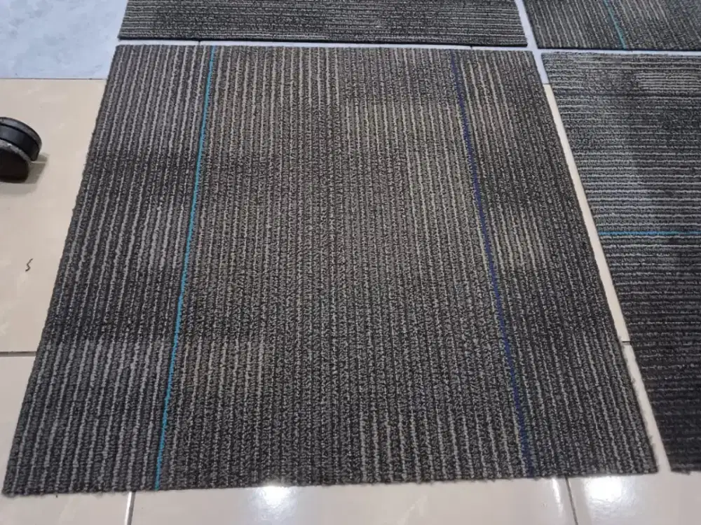 Karpet tile kotak kondisi bekas
