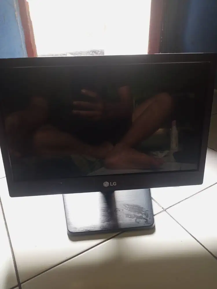 Monitor komputer LG 16in