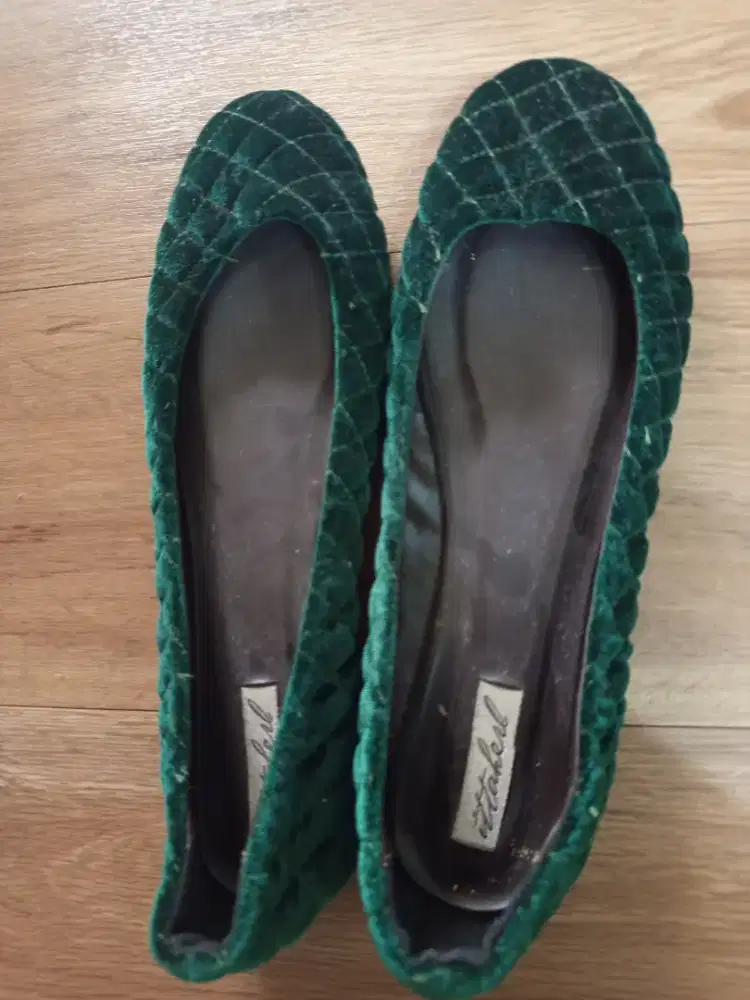 Sepatu flat hijau bludru