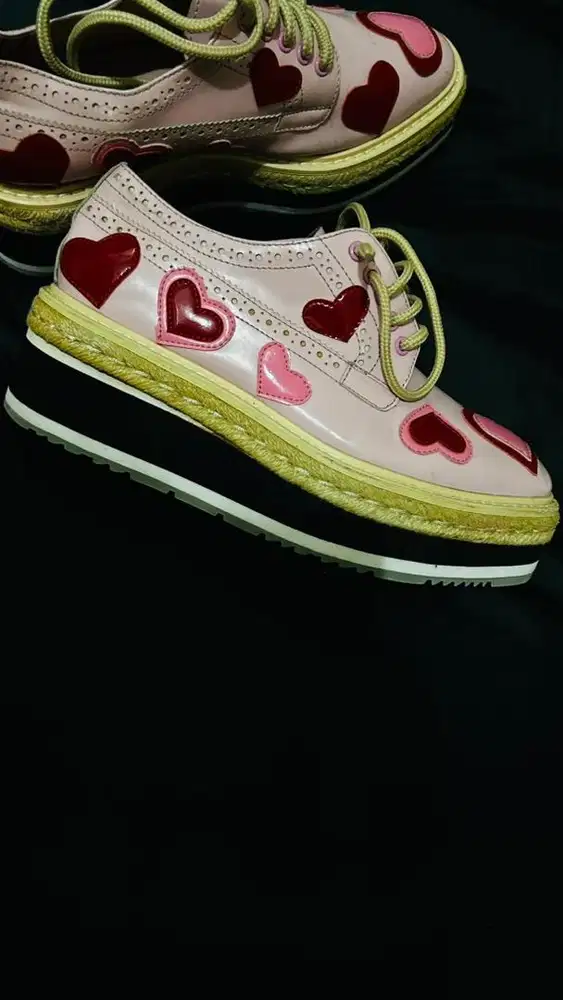 Sepatu pink wedges merk