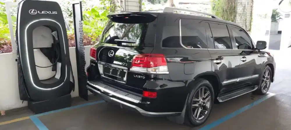 Lexus LX570 AT/4x4 Hitam 2014