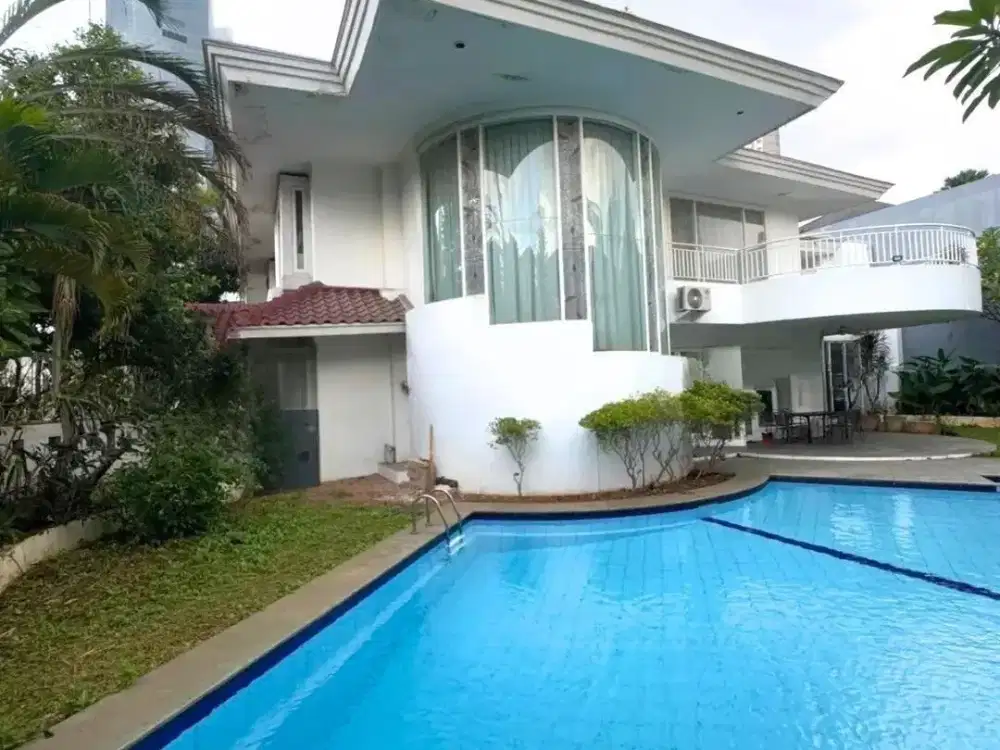 Dijual Rumah Cantik dan Mewah, Ada Taman Belakang Yang Luas Serta Kolam Renang, Mega Kuningan