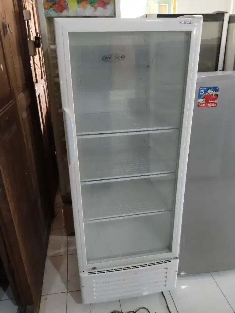 Showcase Sharp 3 rak