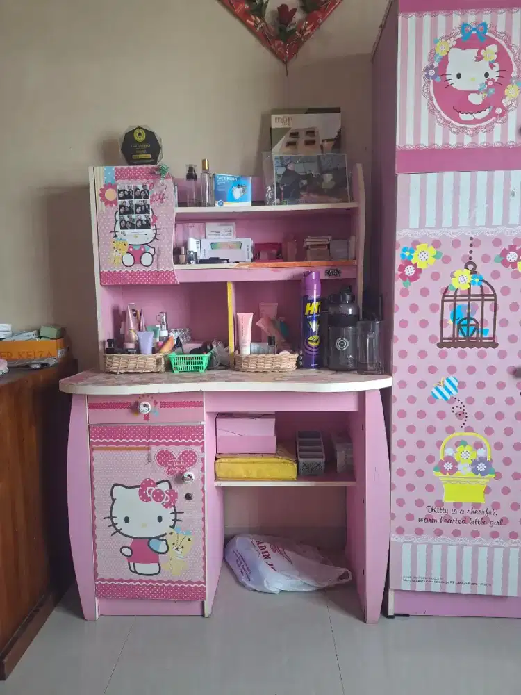 Lemari pakaian dan meja belajar anak