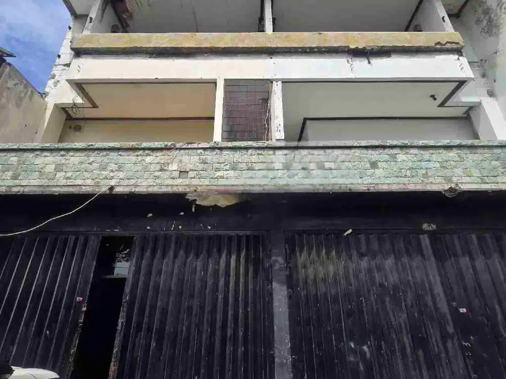 Ruko gandeng 3 lantai Raya Kuta Bali