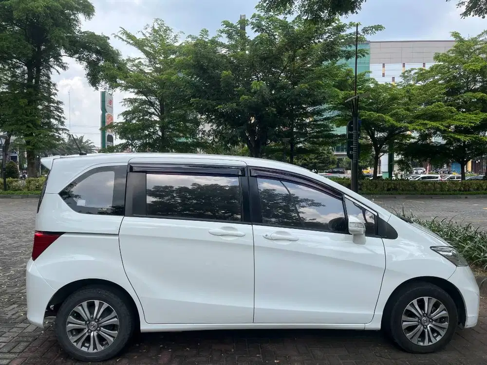 Honda Freed putih 2016