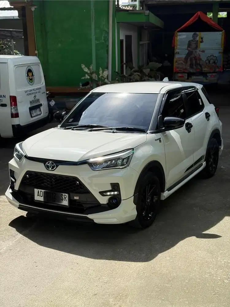 Toyota Raize GR 1.0 turbo warna putih tahun 2023