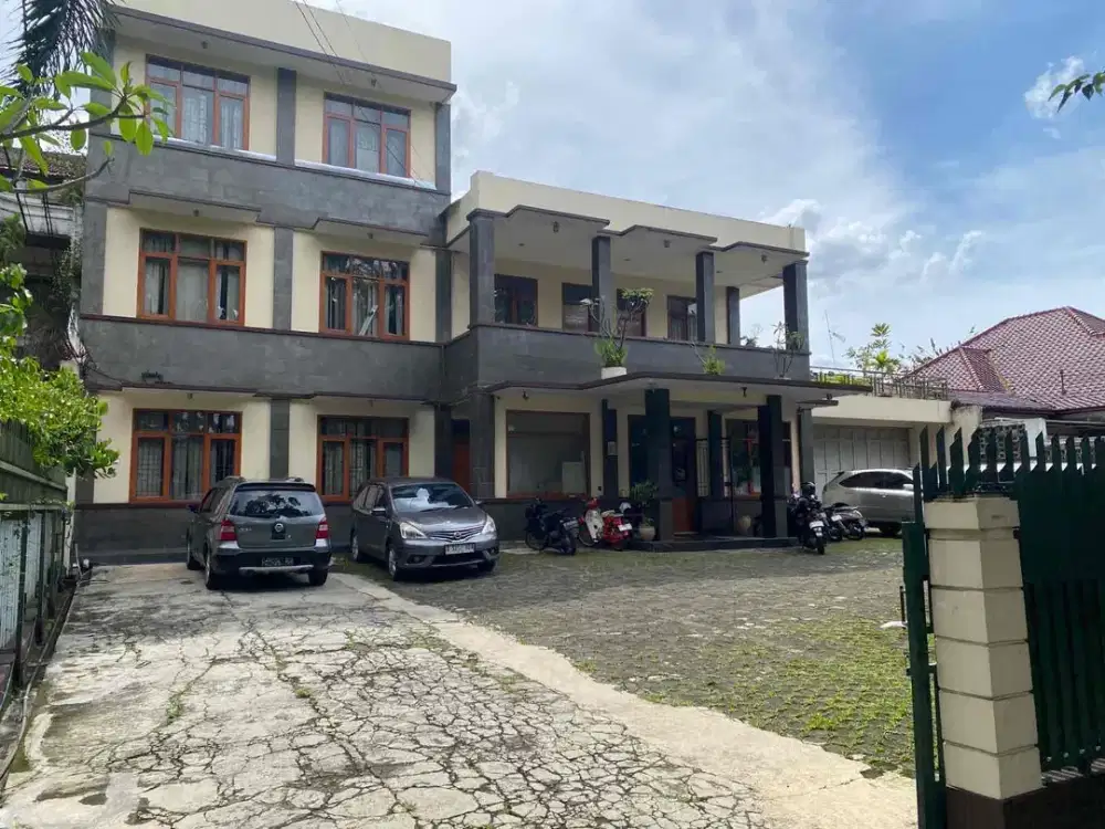 Rumah Ex Kantor 3 Lantai Berlokasi di Pusat Kota Bandung Sayap Jl Riau Kawasan Bisnis Tengah Kota Bandung!