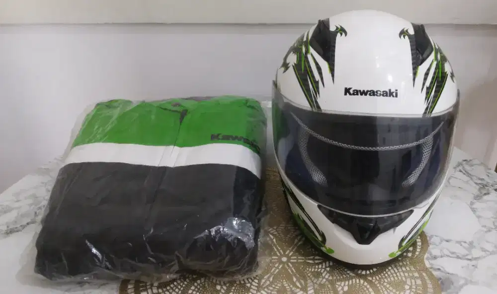 Jaket & helm Kawasaki original.. New blm pernah pakai