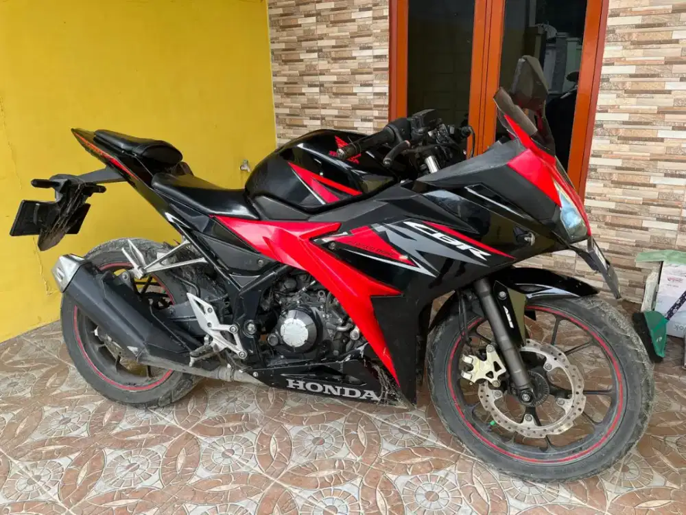 DIJUAL --HONDA CBR 150R ABS RED BLACK--