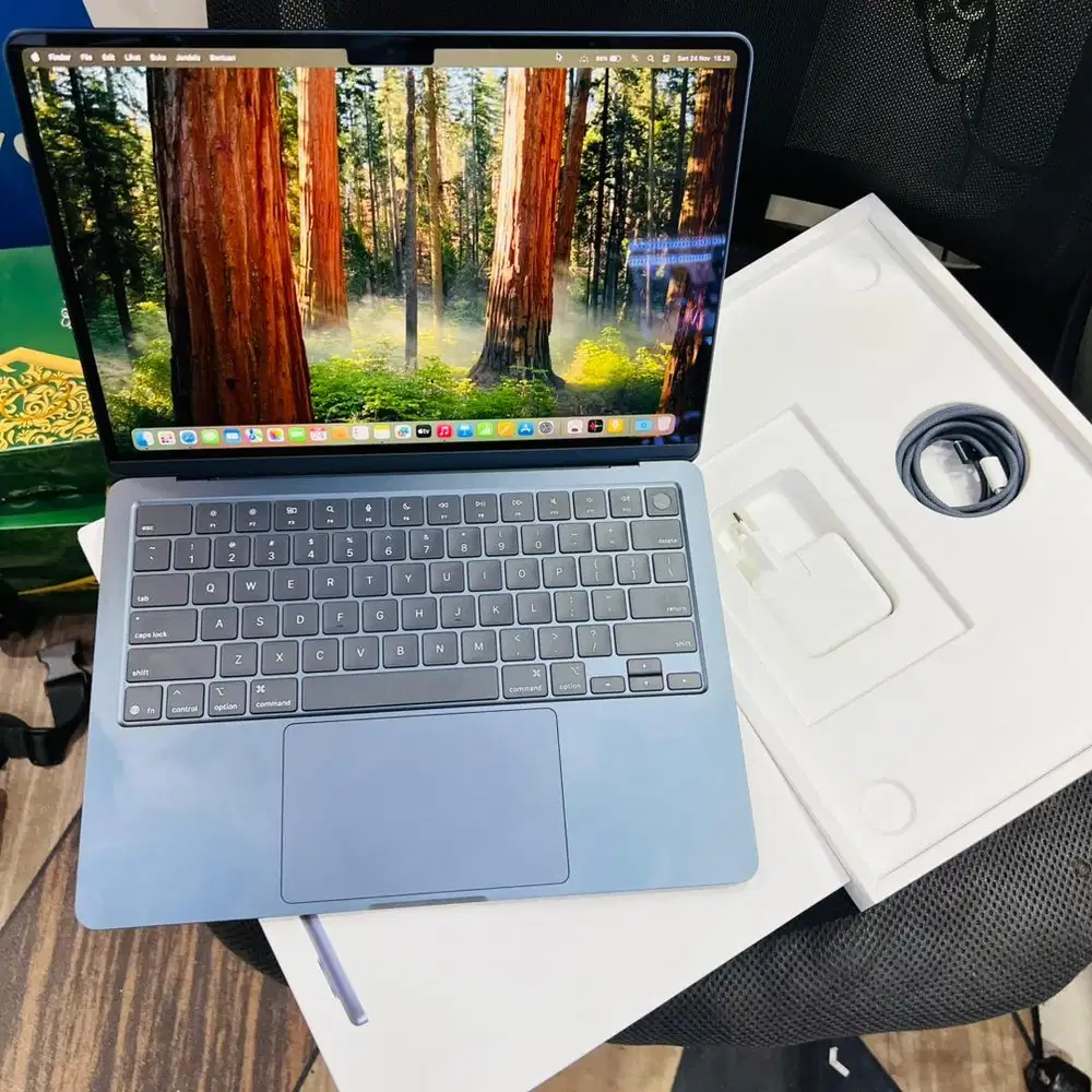 macbook air M4 16/256gb ibox cc 3x garansi on agustus 2026 mulus l