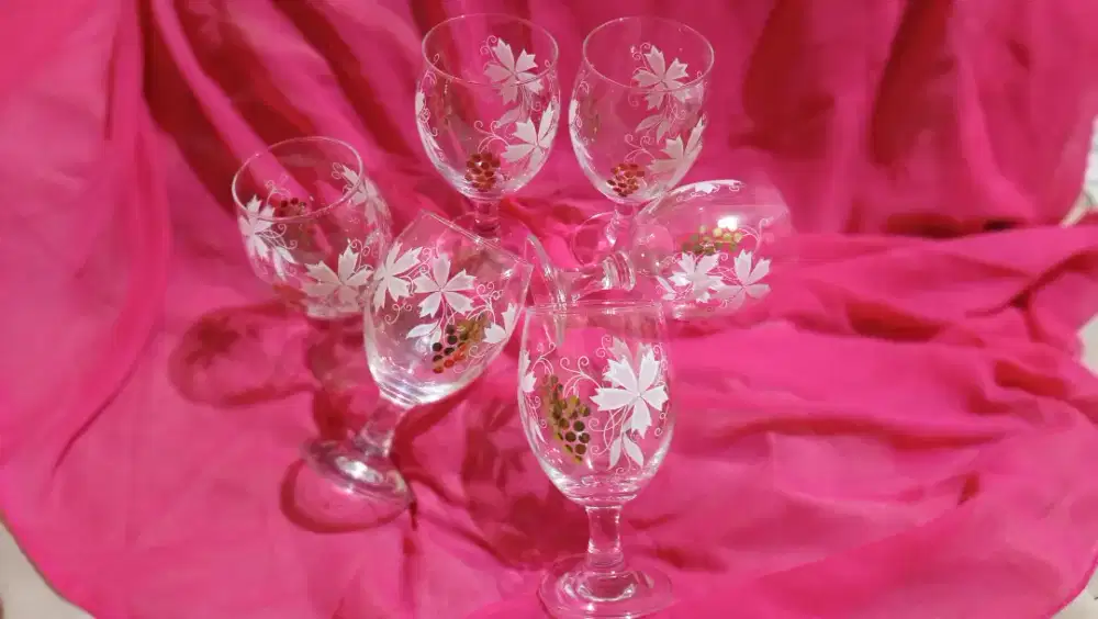 1/2 lusin gelas wine yg cantik utk indahnya natal