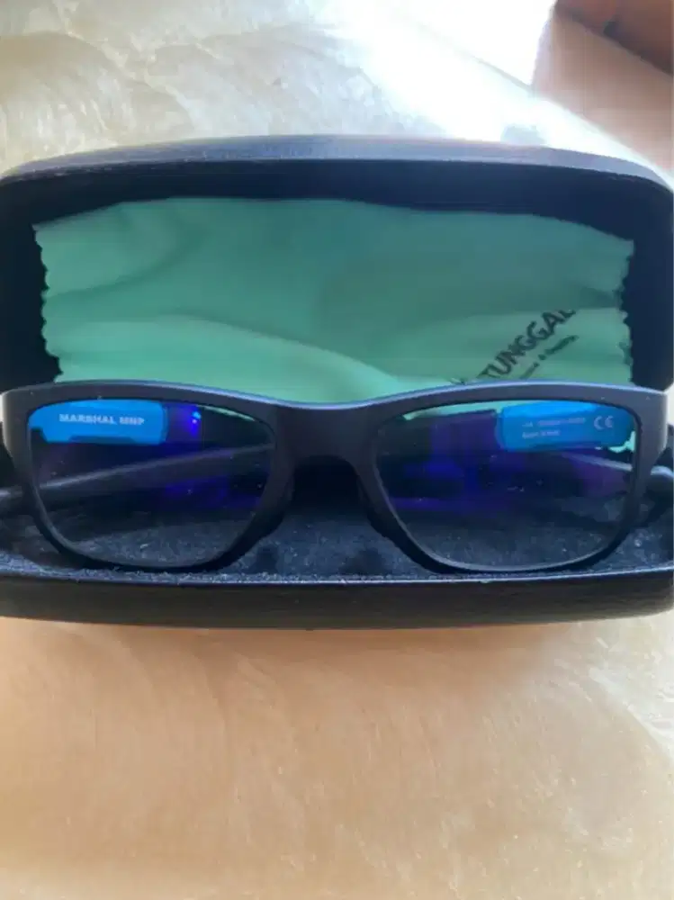 Kacamata baca merk Oakley